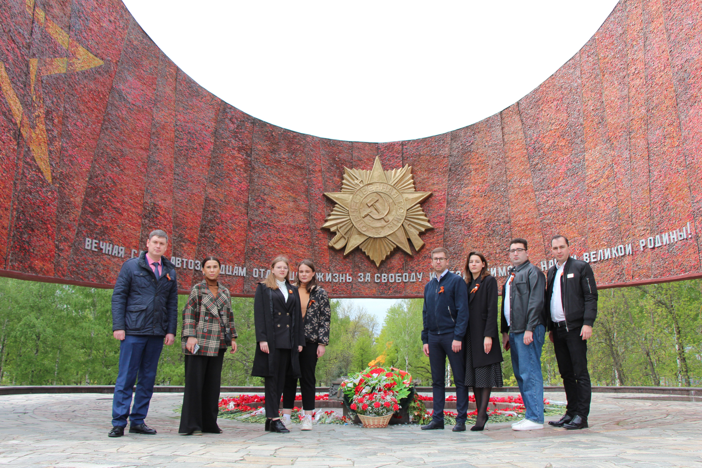 Члены Общественной палаты возложили цветы к Вечному огню в преддверии Дня Победы 