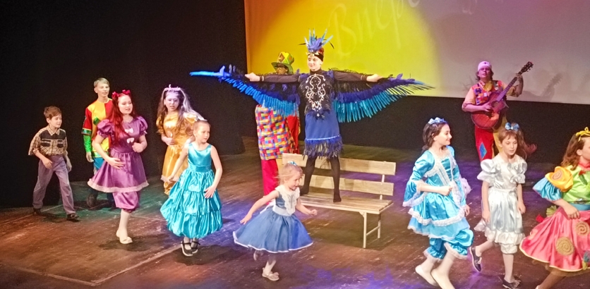 Члены Общественной палаты приняли участие в организации и проведении фестиваля семейных и школьных любительских театров «Вперед за Синей птицей» 
